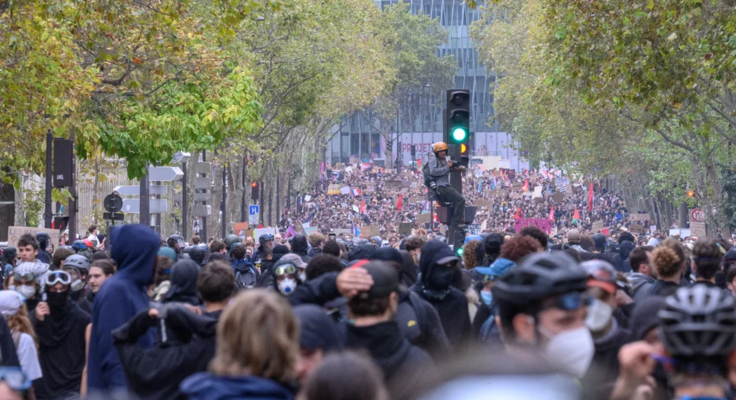 1793343779-cortege-de-manifestants-2366999